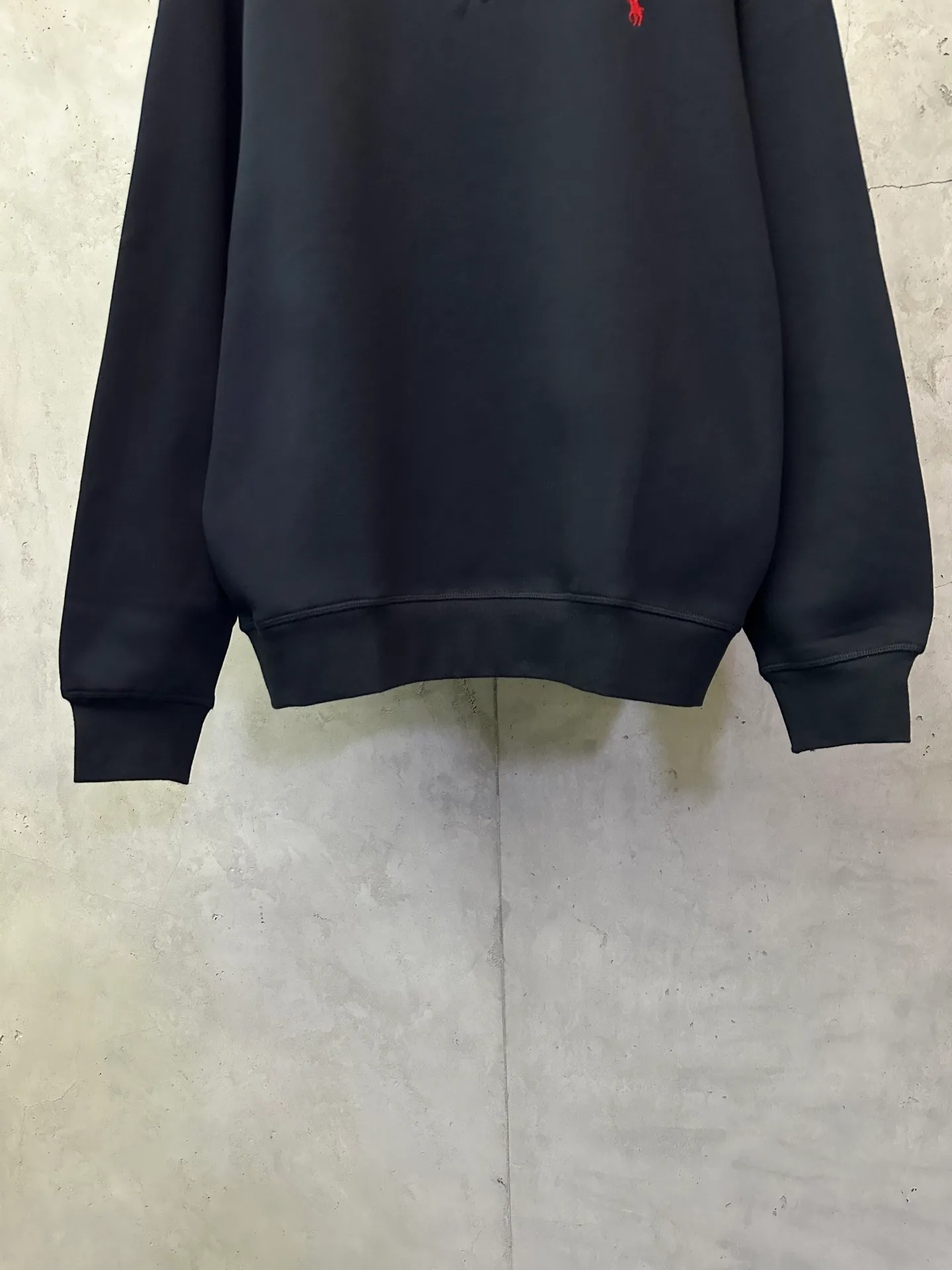 P330 Ralph Lauren logo embroidered sweatshirt. Customized cloud-like honey cotton fleece sweatshirt material. It feels delicate and comfortable against the skin. It is mainly made of deep black and is decorated with exquisite white pony logo. It is highly recognizable. Customized hardware. Thread. Accessories. Matching. Same style for men and women. -Color: Black White Blue Gray -Size: S M L XL